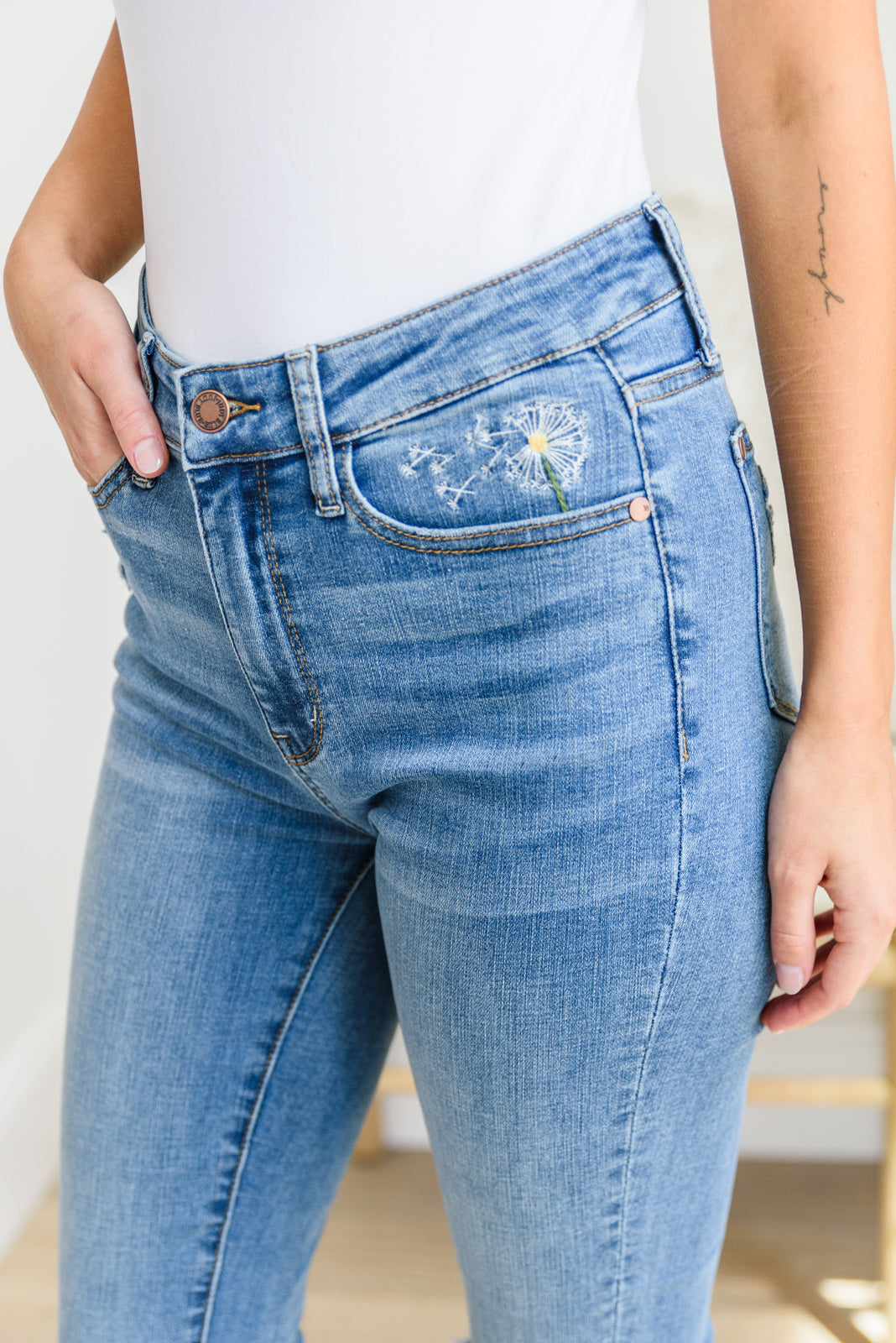 Hi-waisted Dandelion Embroidery Skinny - FamFancy Boutique